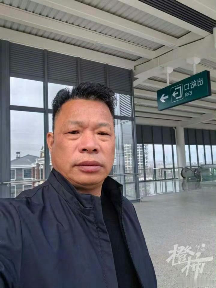 救下特斯拉女司机的理想大哥找到了湖州大哥顺道就把人救了，非常纯朴勇敢。这属于见义