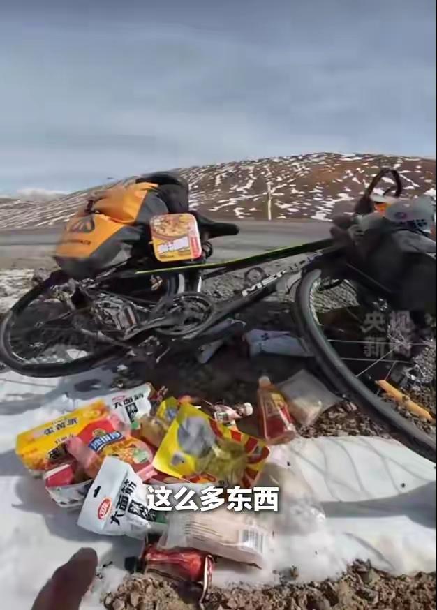 看了那个被解放军“投喂”到泪崩的骑手，我才明白：这世上最高级的炫耀，是“国家在场