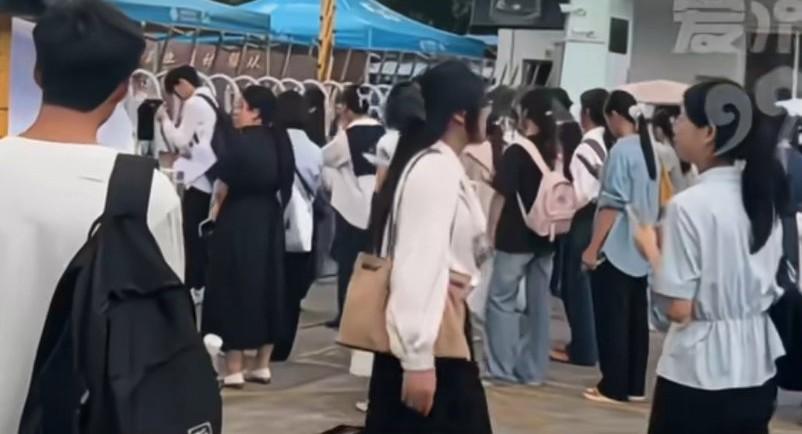 “凑合穿两天”，店主说穿完后不可以退货，百元“面试裙”穿完后遭大量退货退款，店