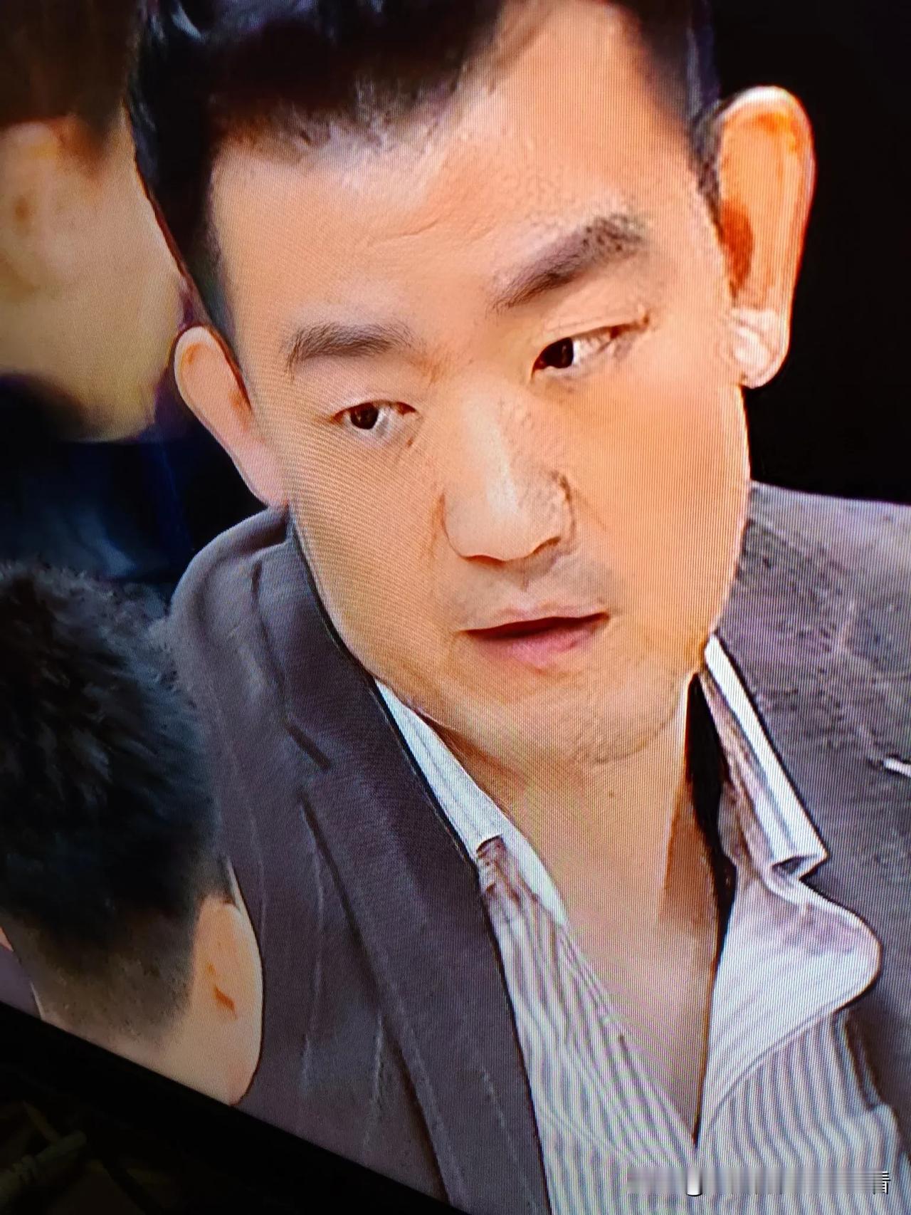 正在观战，广厦首节31比29领先上海，双方攻防效率都很高，比分咬的很紧，洛夫顿进