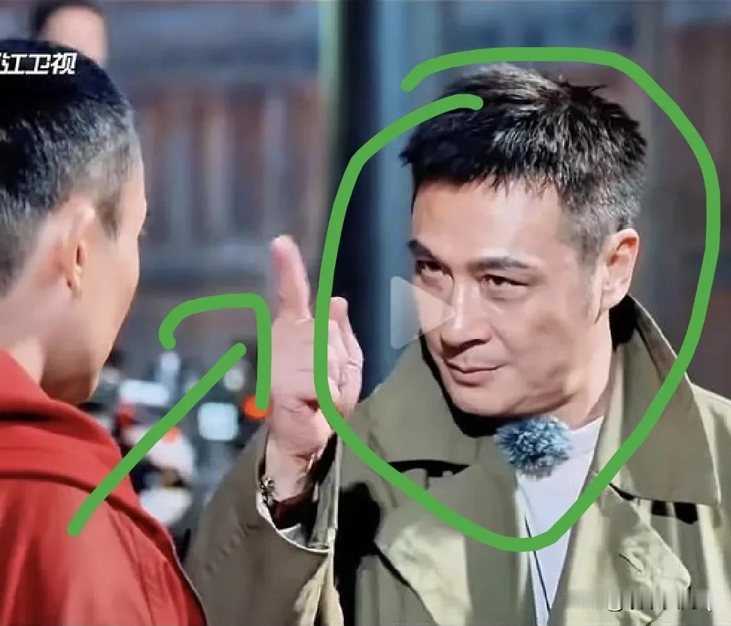 哈哈，这个男人帅到我了！吴镇宇指导王星改变眼神这个细节！注意看！多眼熟啊！这