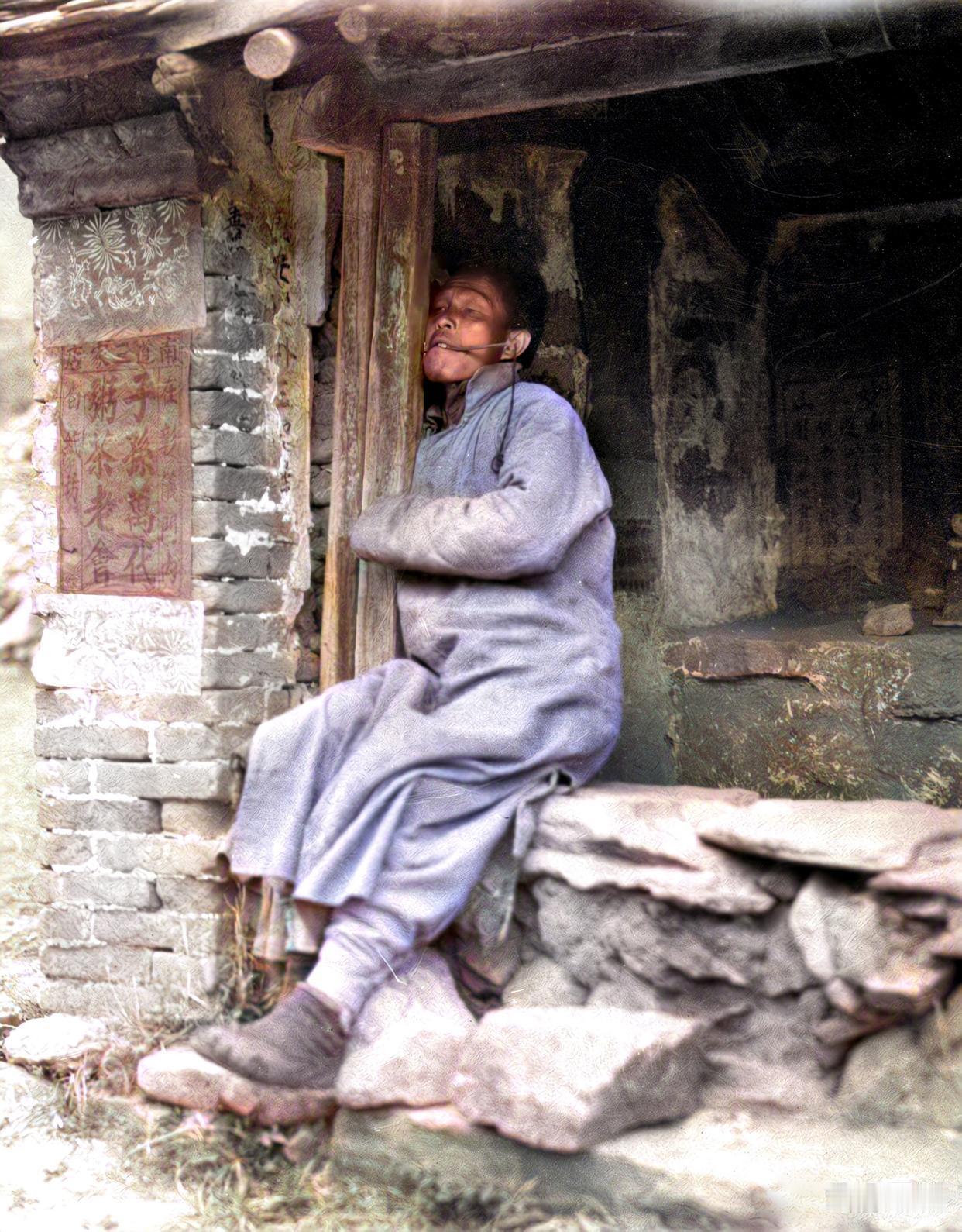 1935年，在北京妙峰山脚下，这个人别的地方没什么，就是嘴里咬个钉子是干什么？这