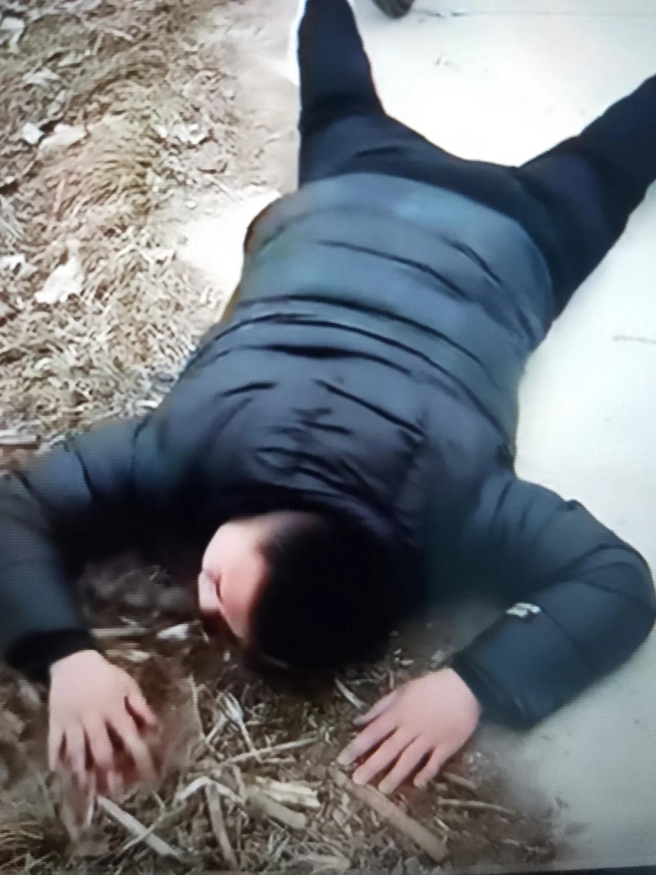 痛心，一块小小砖头要了命，男子正在路上走，突然被一小块砖头踩上摔倒，摔的男子当场