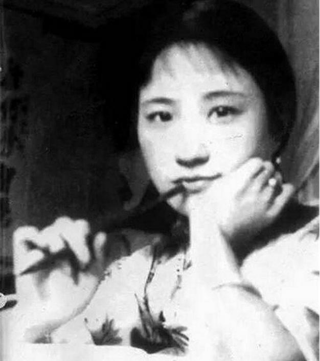 1929年，徐志摩逛完青楼，回家告诉妻子陆小曼：“肉感颇富，但不及你。”这句话像