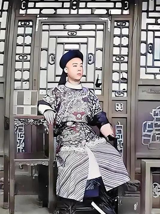 1908年，28岁的溥伟自信皇位已是囊中之物，在紫禁城门口眼巴巴等着“继位”。谁