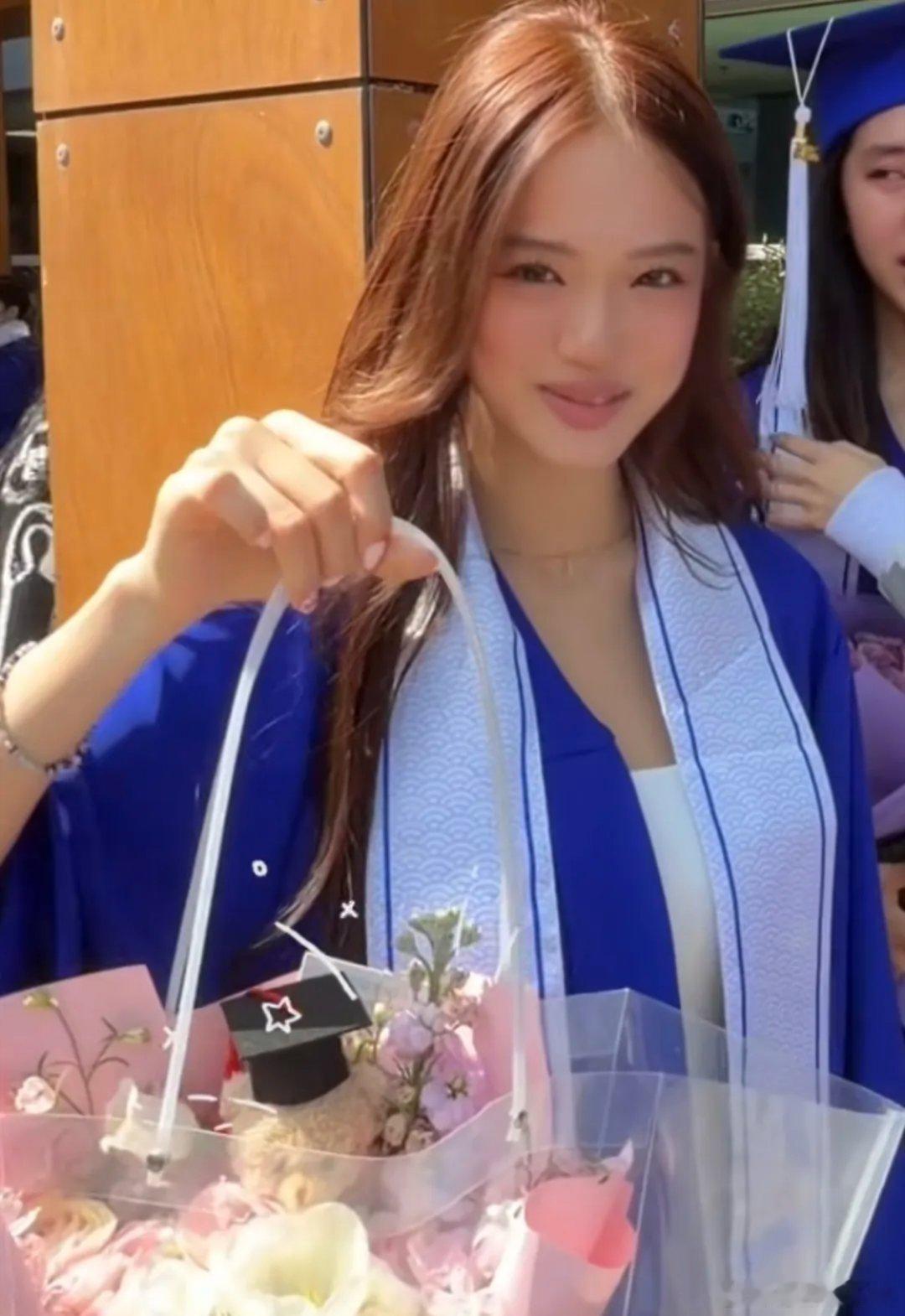 钟丽缇现身二女儿Jaden高中毕业典礼，女儿就读北京顺义国际学校，一年学费高达3