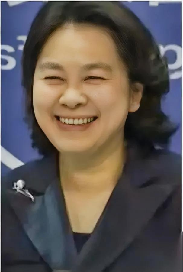 全红婵这笑，我咋看咋眼熟。直到有人把她和华春莹的笑拼一起——妈耶，这不是