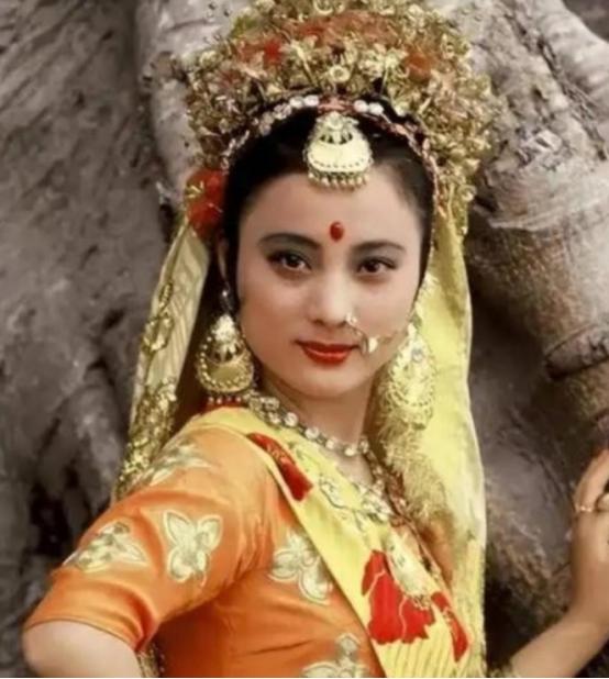 1997年，李玲玉嫁给犹太富豪杰瑞，新婚夜，李玲玉开玩笑地说：“你就不怕我嫁给你