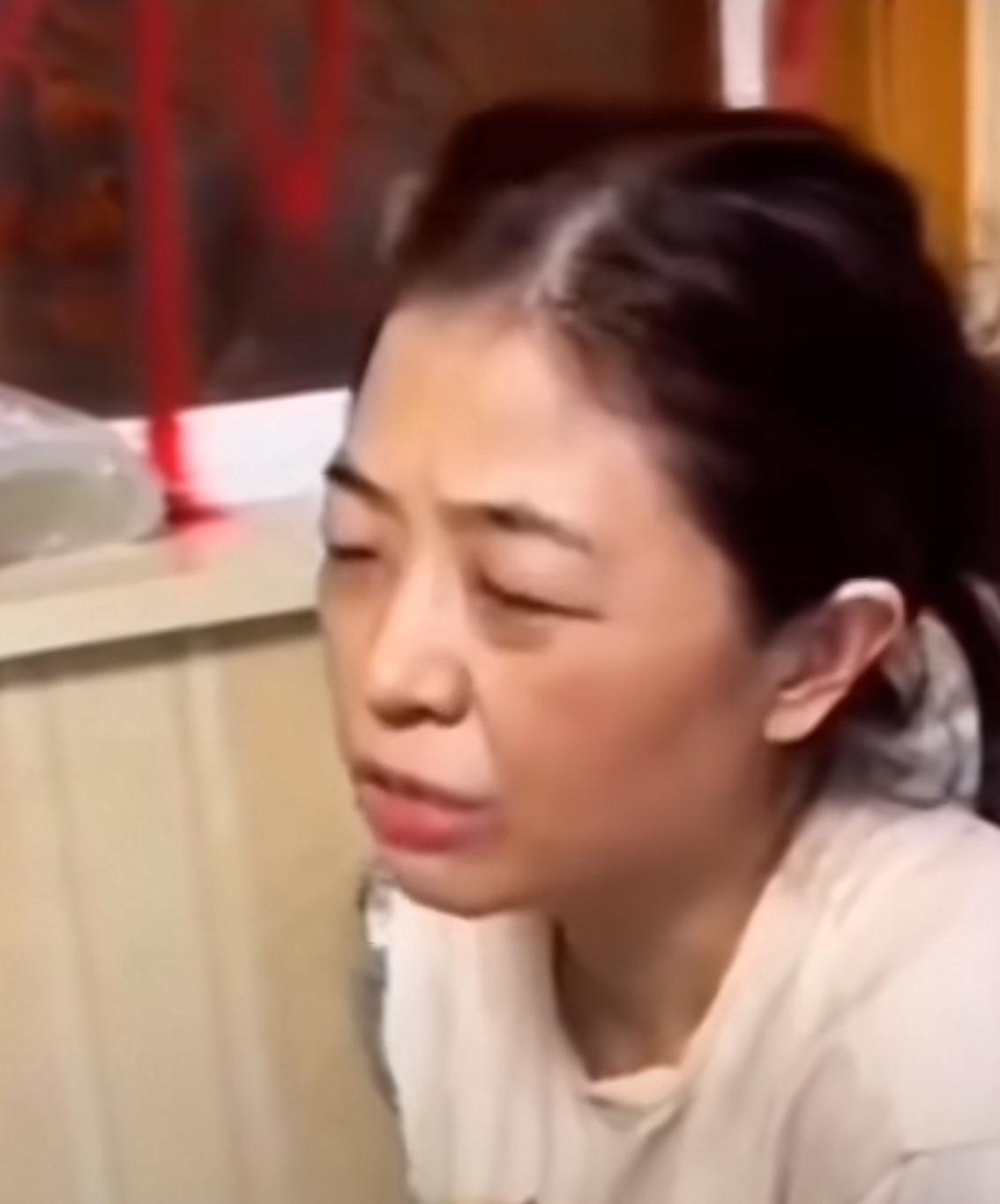 想问一下这个婆婆，你是怎么做到给你儿媳（被你儿子打死后）换上干净整洁衣