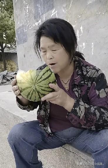 小故事！老壳子自己拍视频，整在洋洋得意在吃西瓜，这是口水西瓜水一