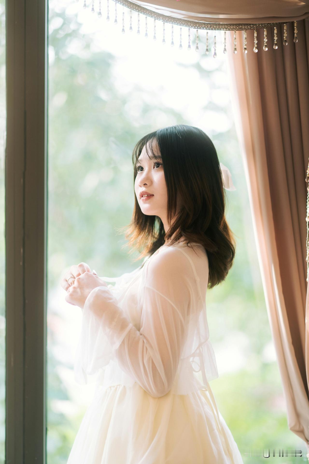 窗边少女，温柔时光，轻纱飘逸，梦幻瞬间。