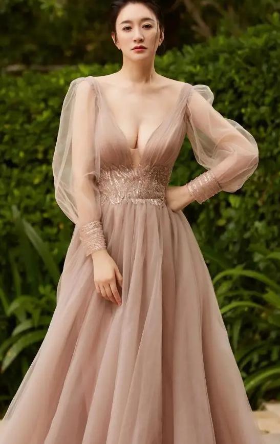 2026年3月14日，一组红毯生图在社交平台刷屏。47岁的李小冉身穿香槟色丝绒