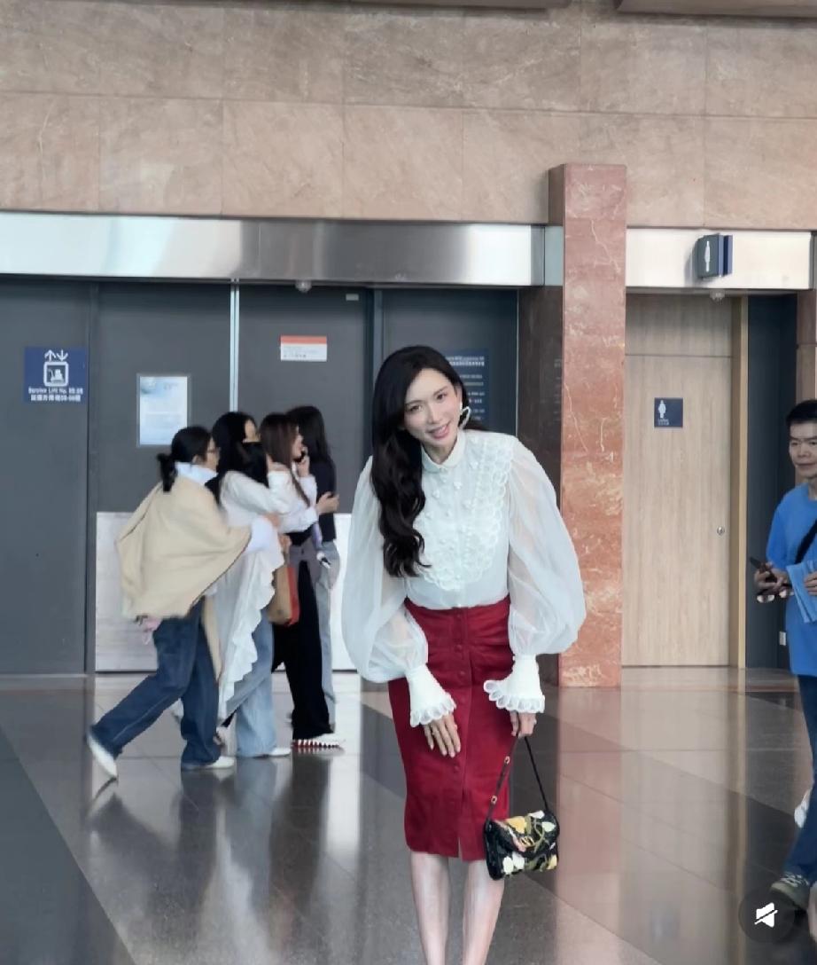 林志玲好像日本女人，脸比较老，个子也挺高，可惜和以前不一样了!3月25日，林