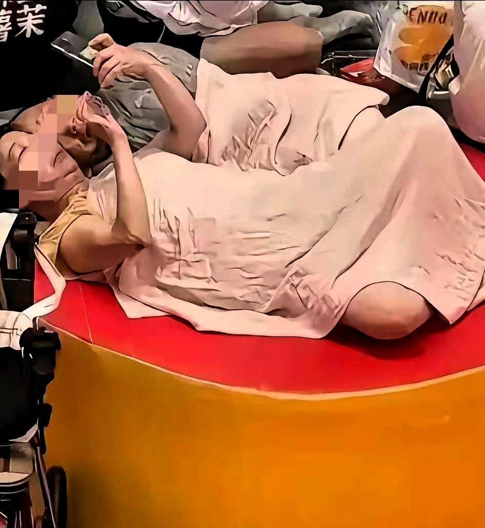 谁家的父母，赶快领回去吧，实在是太丢人现眼了。夏季持续高温，天气闷热，不少