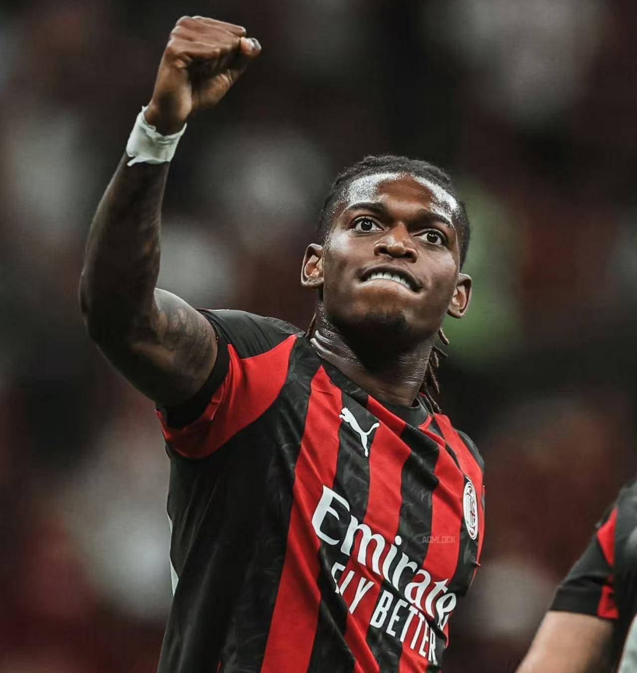 打科莫的胜负手，仍然是莱奥！最近米兰两连平，让球迷心急如焚。眼看后面的追兵越来