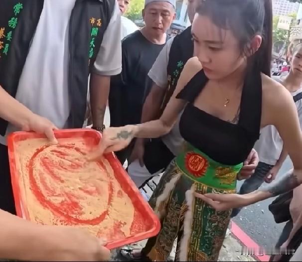 乩身后整个面相都变了，眼睛更大而有神，那么多乩童，关老爷忙得过来吗?女孩也就认