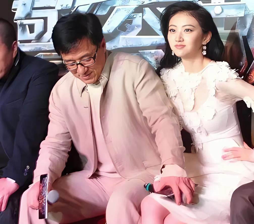 十几年前上海一场电影发布会上，成龙与景甜同坐的画面时隔多年仍引发讨论，折射出公众
