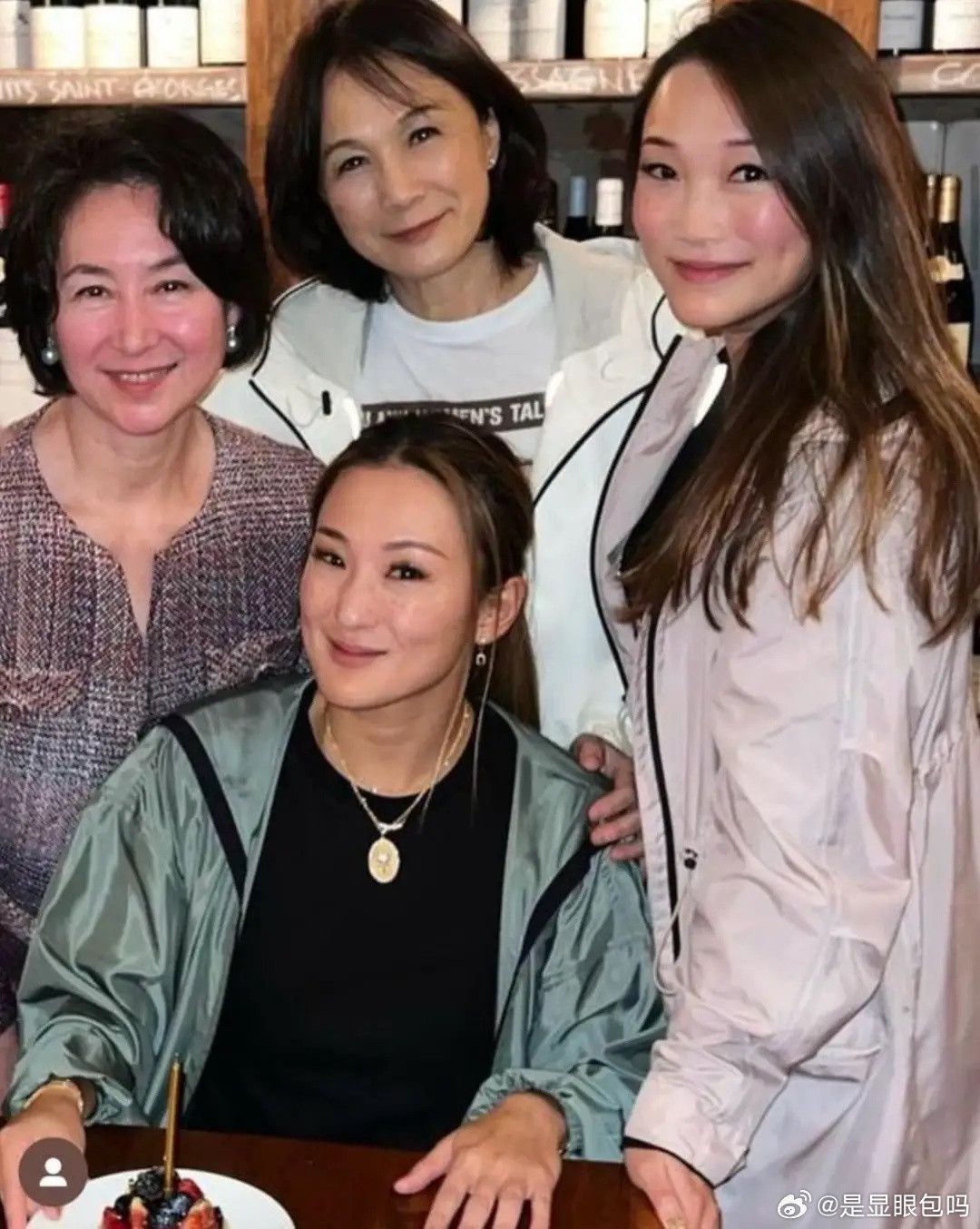 何超琼为31岁外甥女庆生，何超凤也在身材消瘦，姐妹同框满脸笑容！