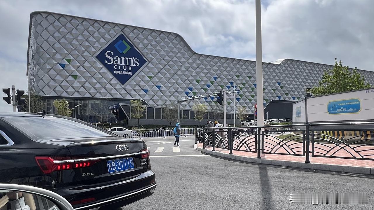 青岛山姆会员店开业，人潮涌动的盛况。开始是行驶停车场排队，告知己满另寻付费停车点