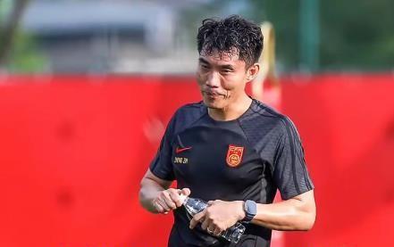 你们认可郑智作为中国男足国家队主教练吗？据体坛周报记者马德兴透露，中国足协有意让