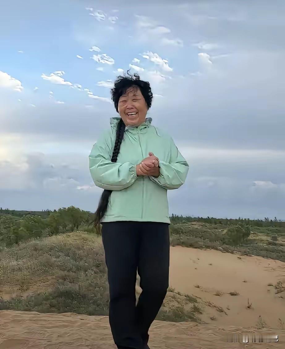 殷玉珍年入百万的秘密：她的收入主要有四个方面。一是沙漠特色种植业。种植有机小米、