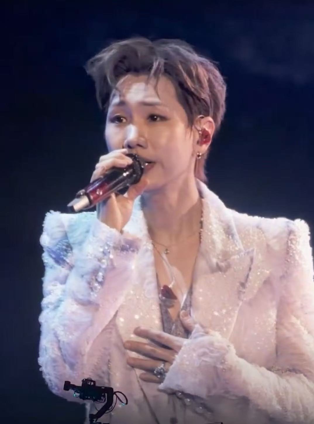 汪苏泷真把我们当外人汪苏泷用实际行动证明：真正的偶像，连捂衣服都能捂出节奏感！