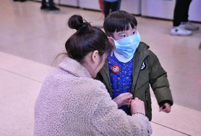 今年流感确实很厉害，办公室里一半人都在咳嗽，学校里学生出勤率也变低了。中国疾病预