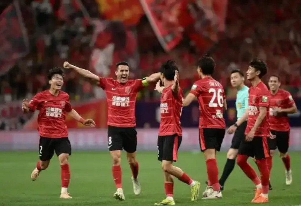 海港第二回合主场对阵蓉城很可能出现一个此前从来没有的景象！就是申花球迷可能那场比