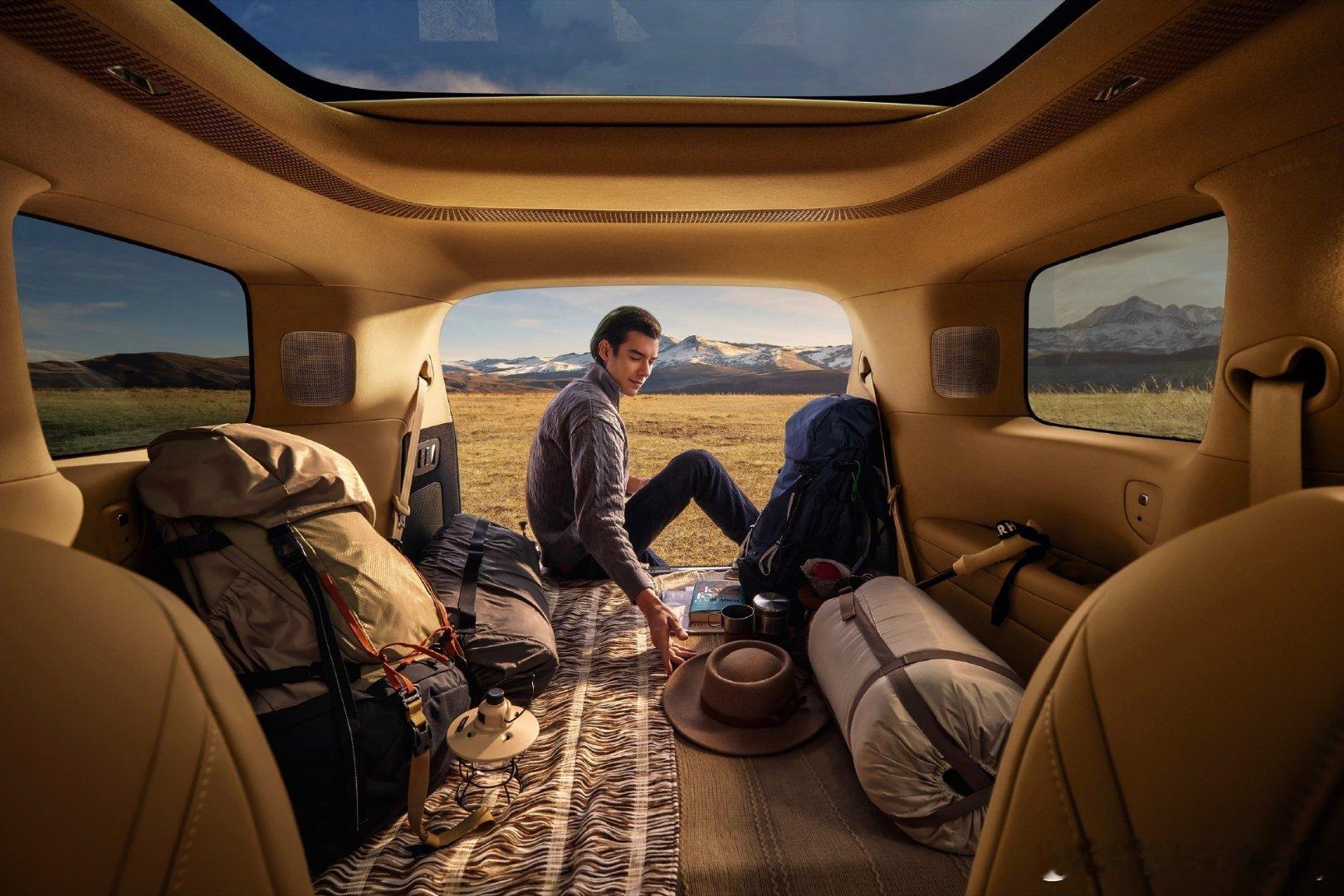 今天官方发了几张图。透露出一些信息：1.零重力座椅不止两个？前后排似乎都是2.三