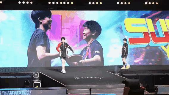 香港总决赛混双入场堪称“社死现场”！网友戏称像在参加《非诚勿扰》！莎头组合入场时