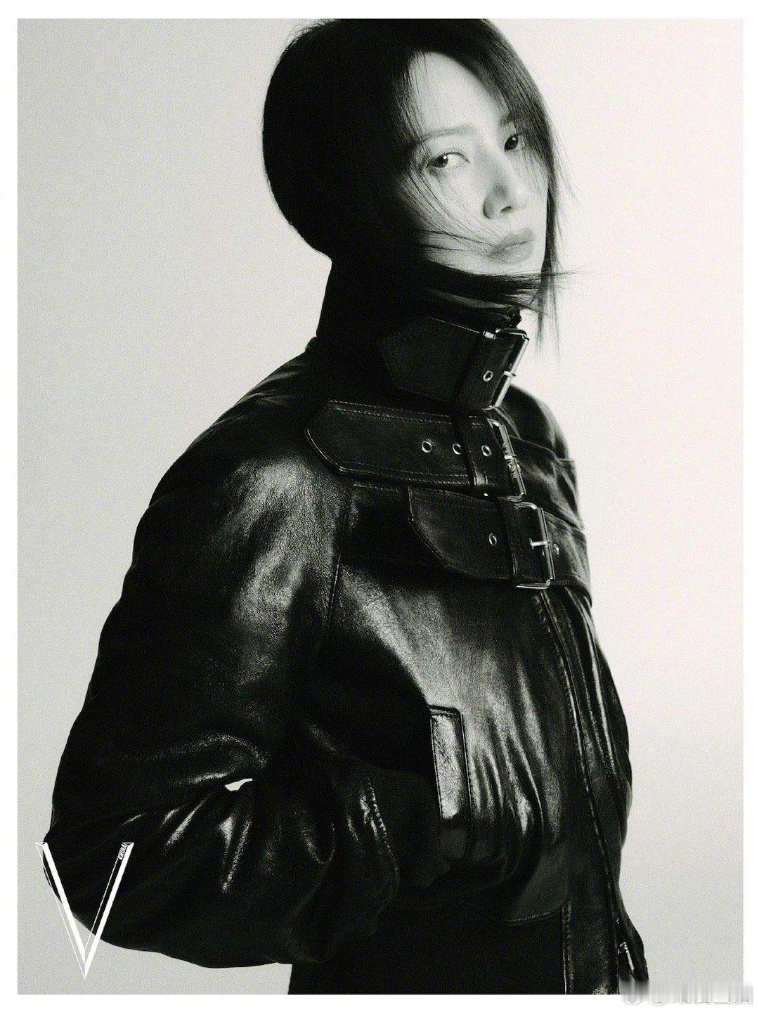 高圆圆你美的好明显，感觉就是天生的大美女，洗把脸涂个口红就开始拍摄了，随手一拍就