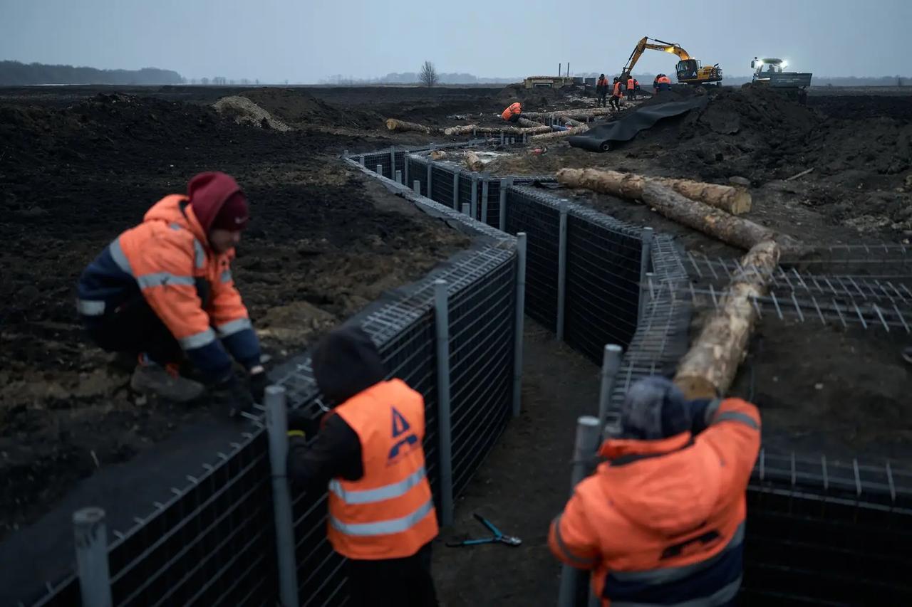 乌克兰苏梅地区，乌军成功完成前线村庄的胜利撤退，在将村庄移交给俄军的同时，乌军进