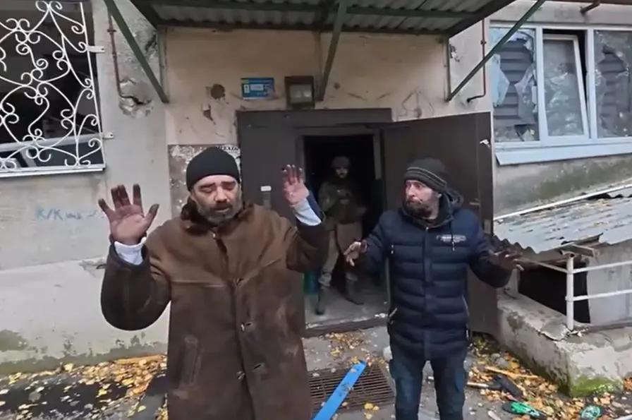 这仗打得越来越没底线了！士兵脱下军装换上平民衣服，躲在居民楼里，接到的命令竟然是