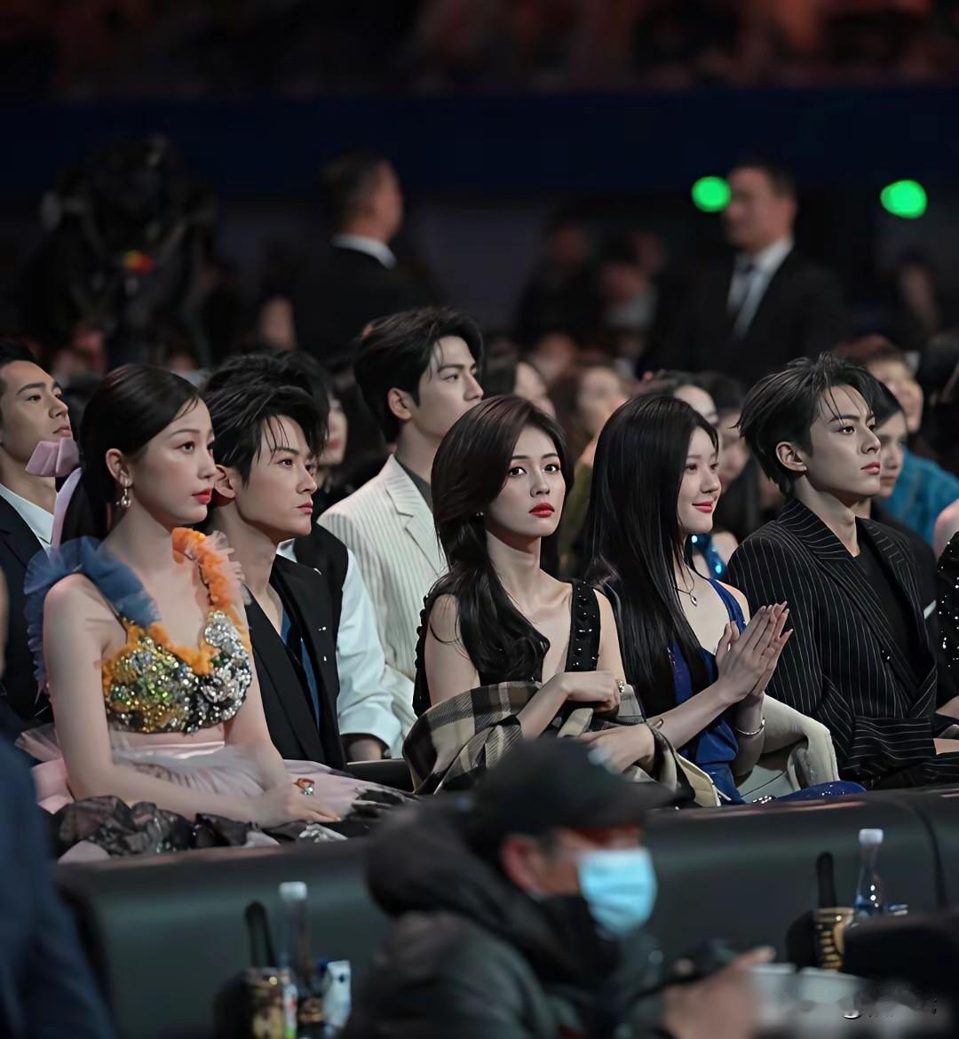 虞书欣真的多少有点“穿起龙袍都不像太子”的样子，样貌和衣品真的完全不像一个明星，