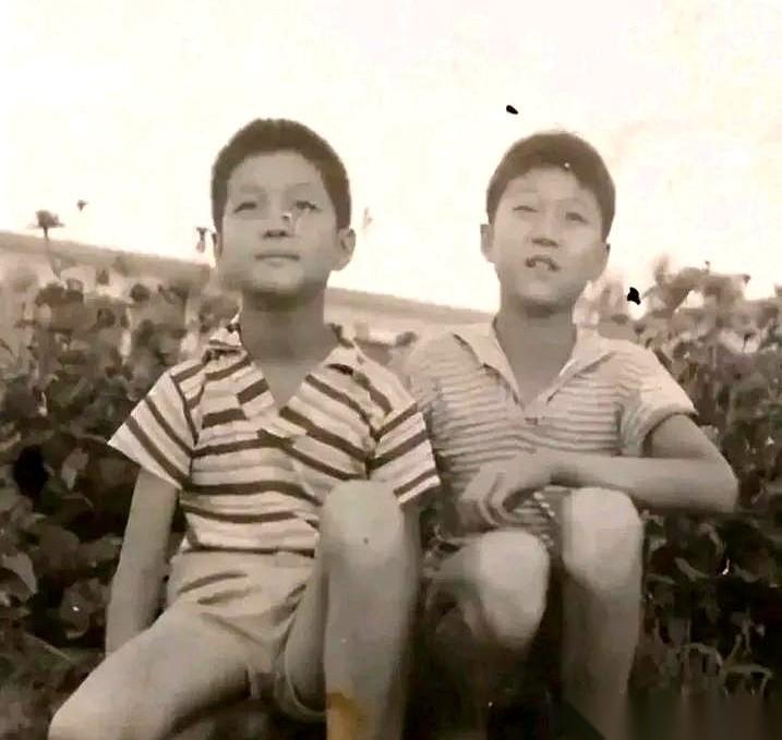 李亚鹏的经纪人，曾经是他亲哥。大他三岁，同月同日生。那时候，哥哥是挡在他身前的