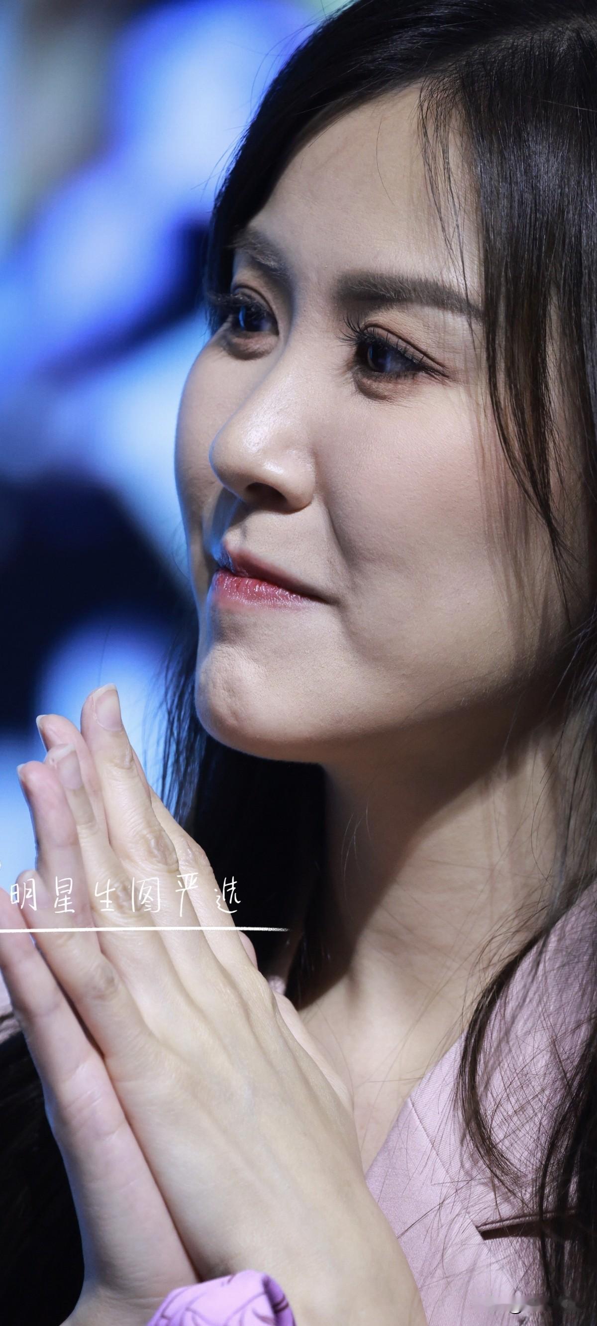 刘佩玥助演胡定欣生日演唱会​​​！！！笑的真甜娱乐大赏