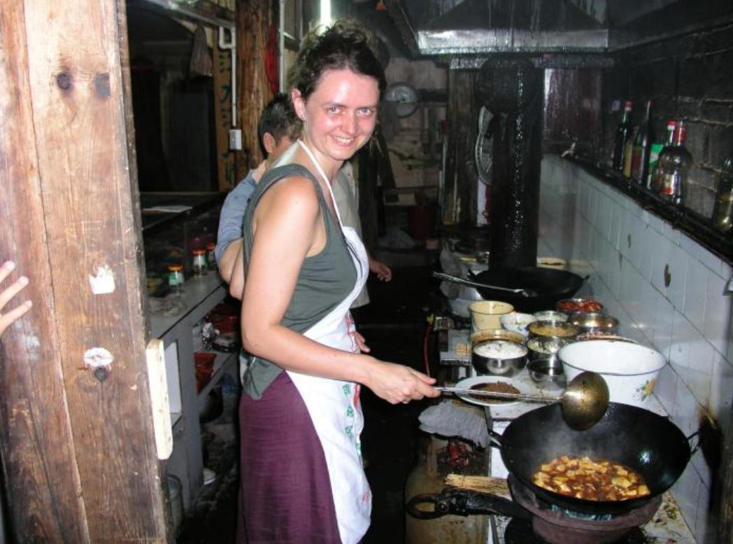 1994年，一个英国姑娘坐在成都的小馆子里，对着一碗白米饭发呆。她刚刚吃了一口鱼