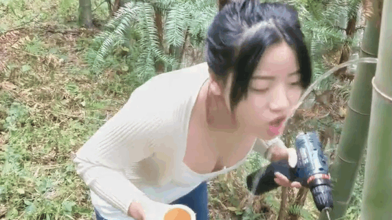 萌妹子女神酿造了三年的竹筒酒，这味道让人流口水