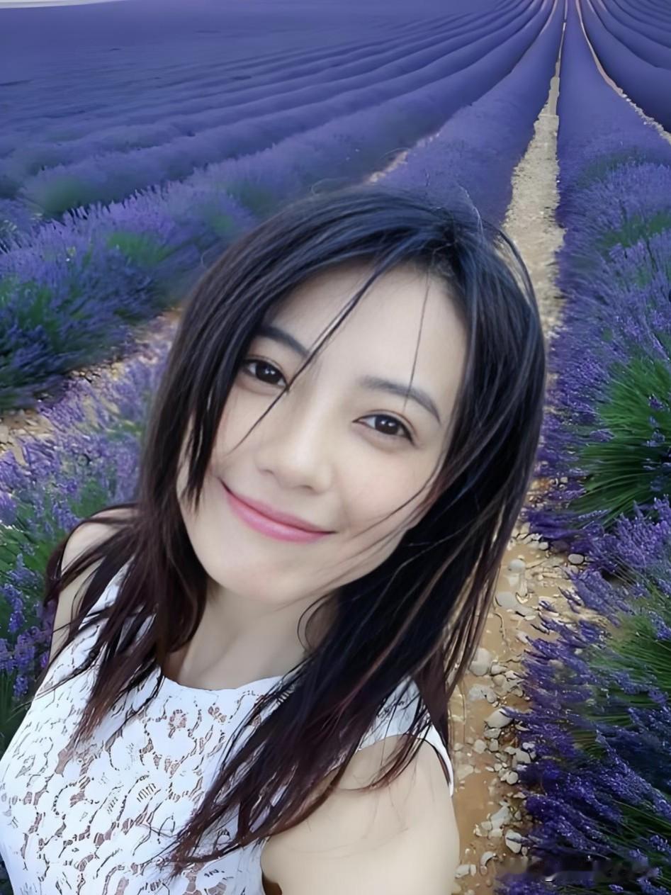 高圆圆：眉眼如画，气质如兰。岁月从不败美人，她一笑，便是人间四月天。🌸高圆圆和