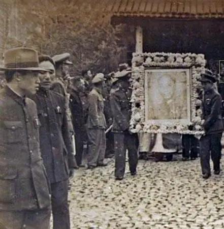 1951年盛夏，南京城外的紫金山下，八位农民拿着铁锹和撬棍，连续干了七天七夜，把