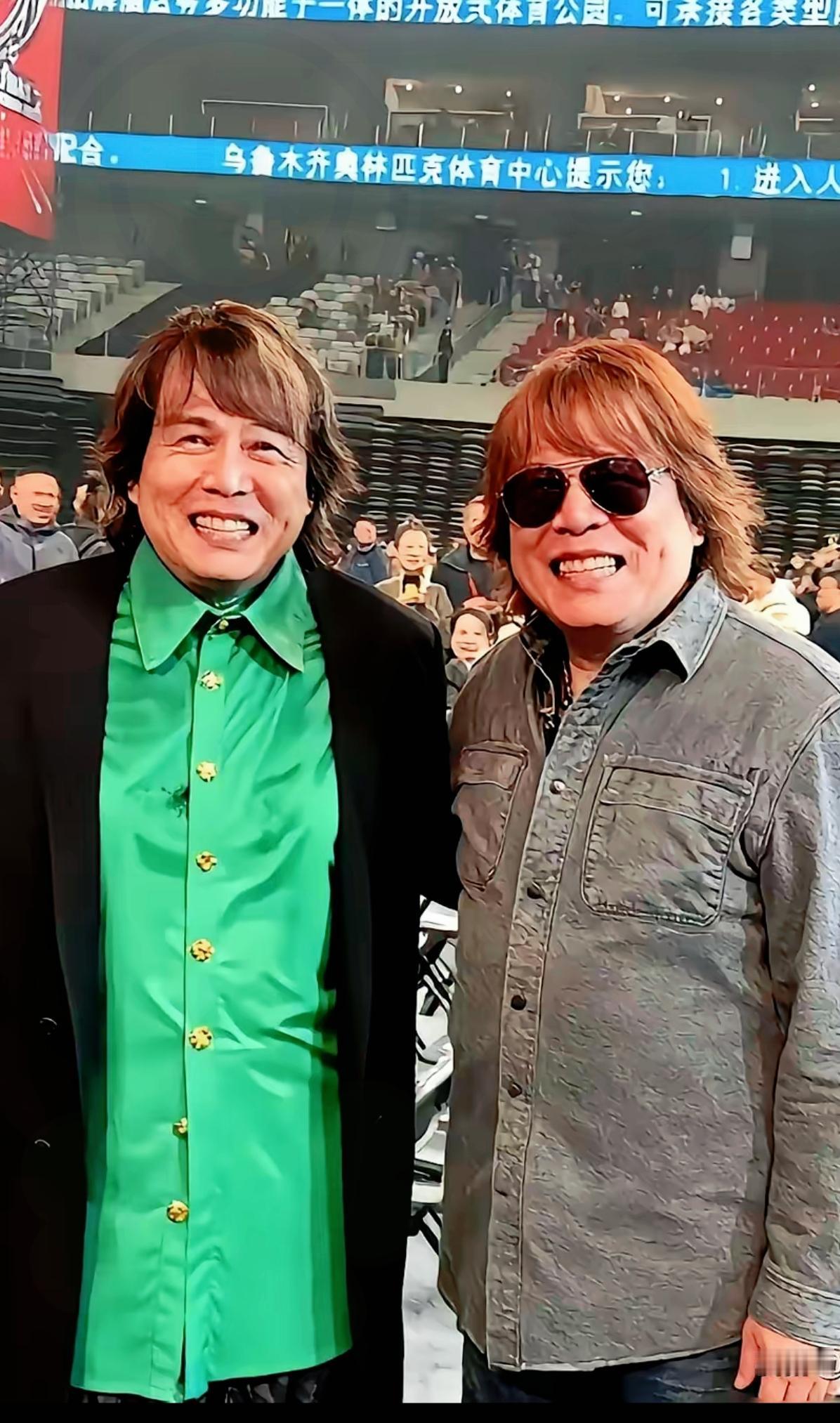新疆这位朋友和伍佰老师“撞脸”啦！真的看傻我了！粉丝和本尊站一块儿，发型、身高
