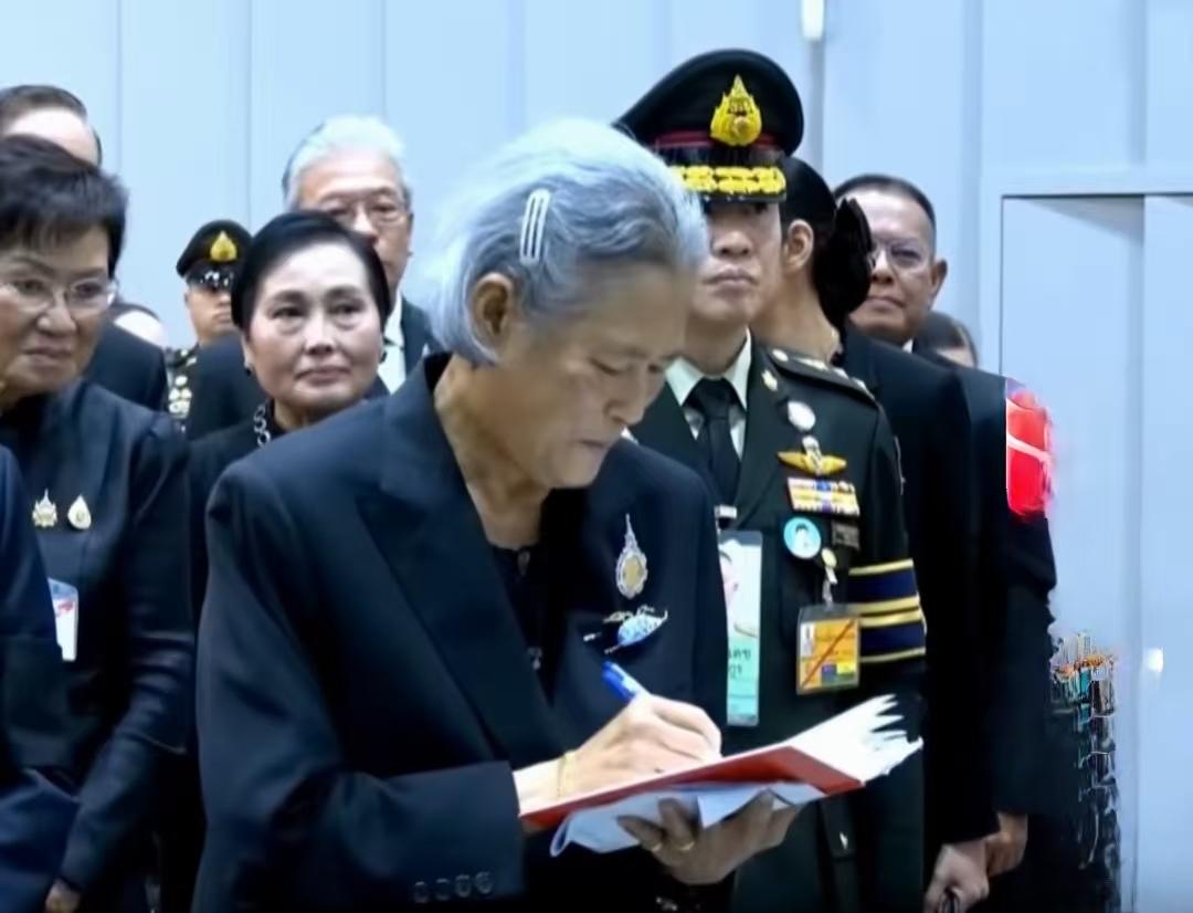 值得尊敬和学习的人！泰国诗琳通公主长期以来都有随身携带笔记本的习惯，即便年届70