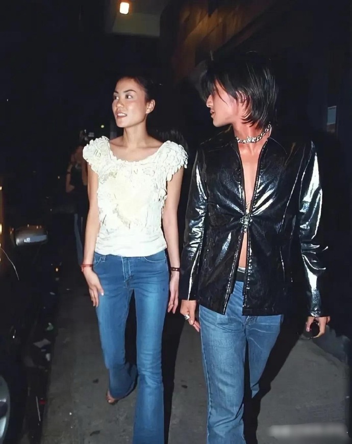 难怪这几张照片里王菲一脸幸福，这状态谁看了不迷糊，换我也一样！​​​