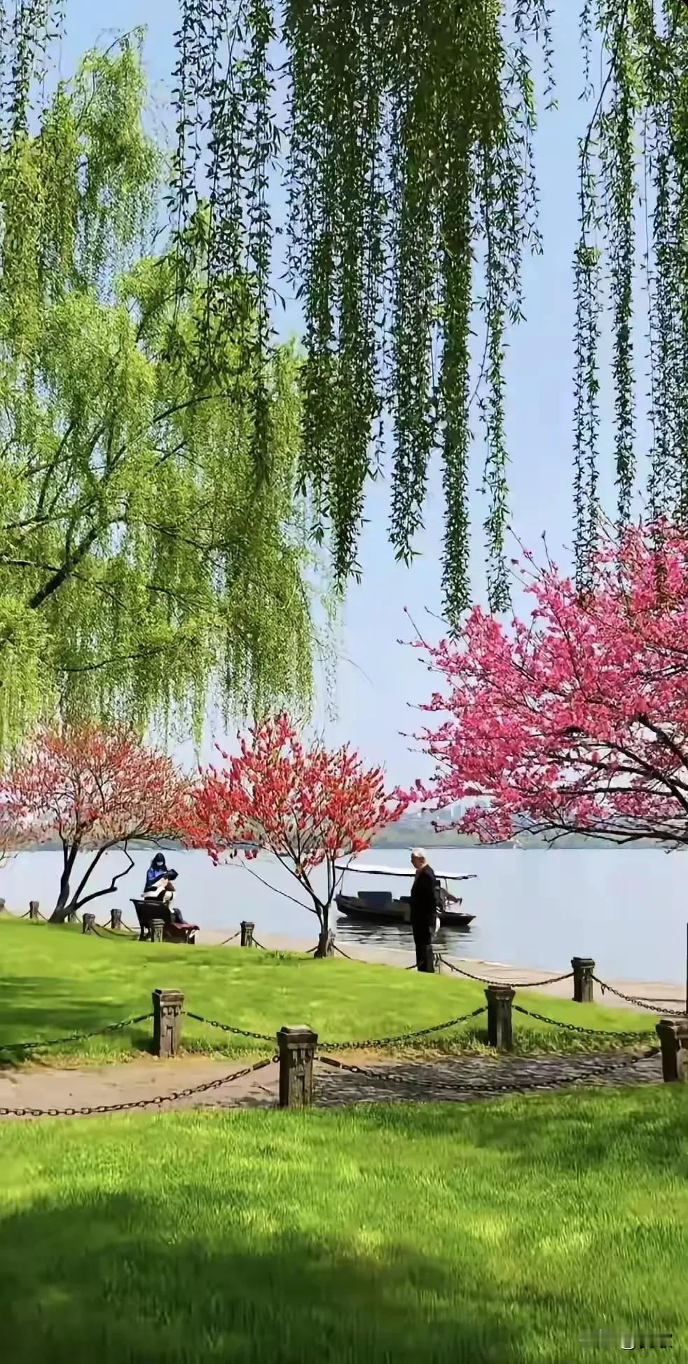 上联:花绽芳园添锦绣下联:鸟鸣翠柳报春晖横批:春回大地