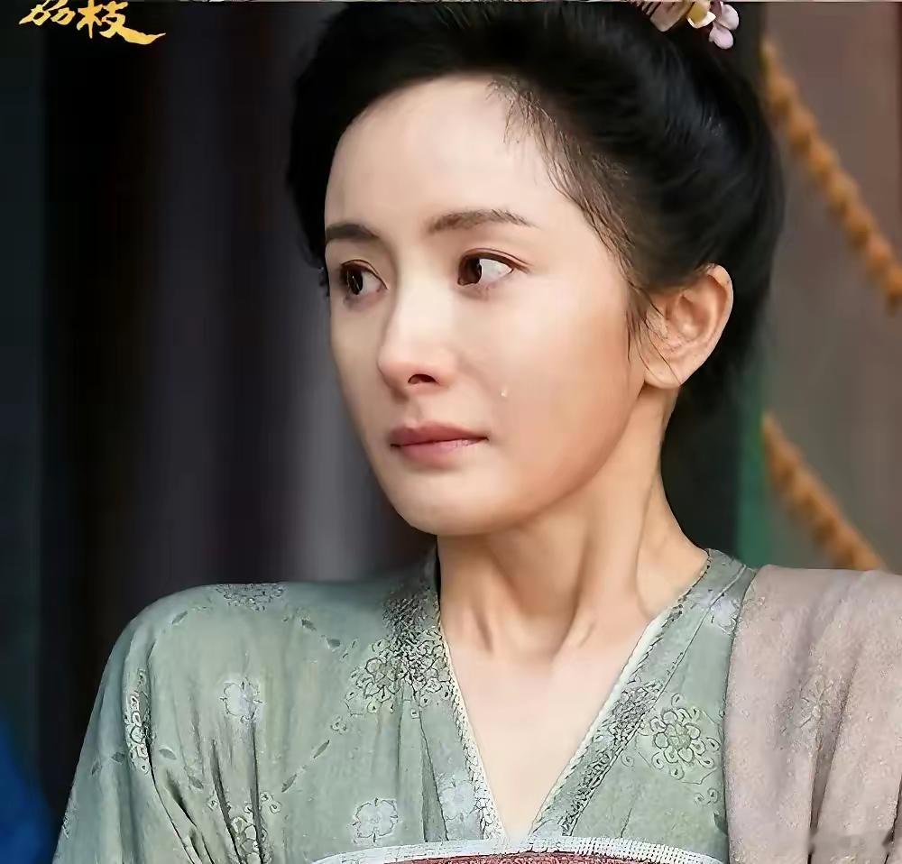 咱之前都觉得赵丽颖把杨幂远远甩开，稳坐85花头把交椅啦！去年赵丽颖那叫一个火，《