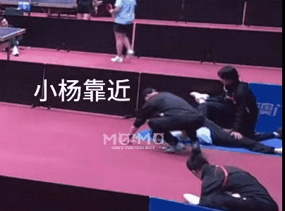 孙颖莎太惨了，劈着腿还要签名！全运会已经开打，孙颖莎也开始了体能训练，签完