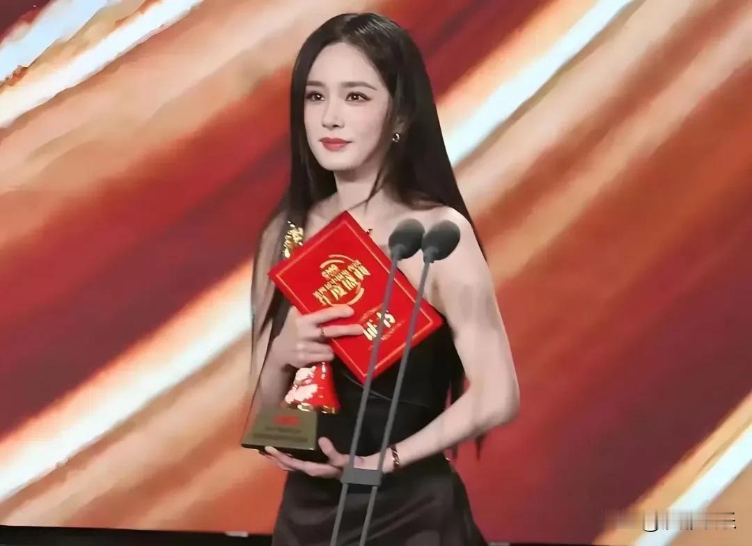 这奖杯，是俩人掰着分的！昨天总台盛典，孙俪和杨幂一起当了“视后”。一个是在《