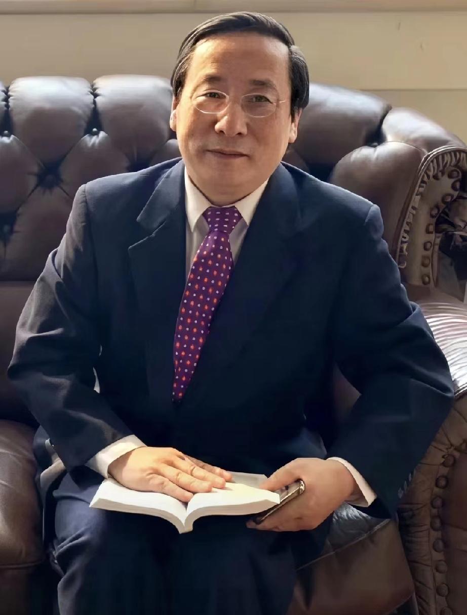 高志凯这一查，属实查到了根子上。名校教授李茂源，人前一副学者模样，道貌岸然。深