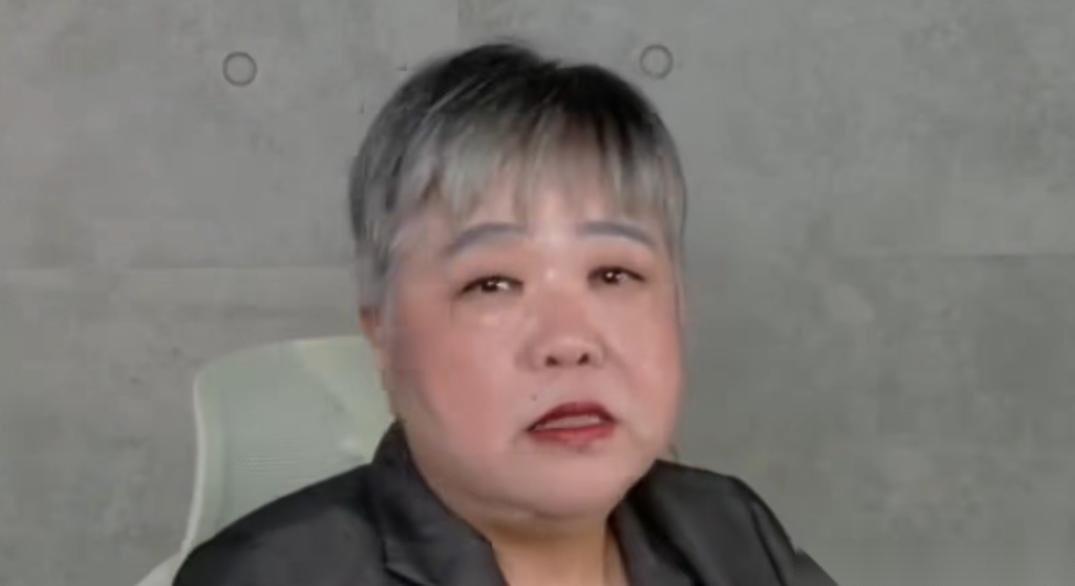 黄光芹表示，郑丽文之前很强硬，结果却突然软了，跑去向韩国瑜低头。这出大变脸的戏码