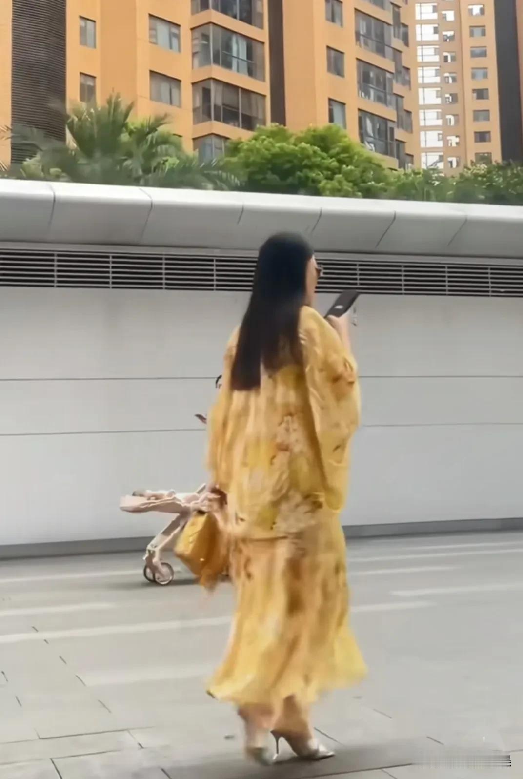 李湘和女儿及前夫王岳伦，一家三口现身长沙街头，这三人消失了半年，不仅都瘦身了，王